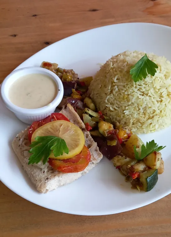 pavé de dorade coryphène accompagné de riz, poelée de légumes et sauce citronnée