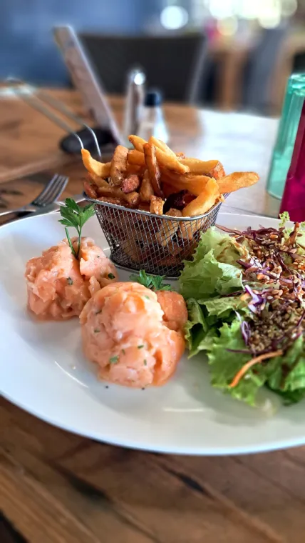 tartare de saumon, avec ses frites fraîches